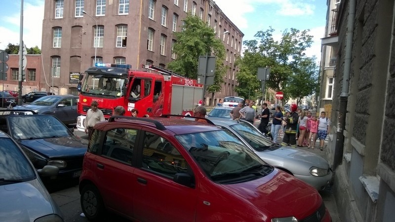 Wypadek na ul. Więckowskiego. Pięć rozbitych pojazdów i ranny pieszy