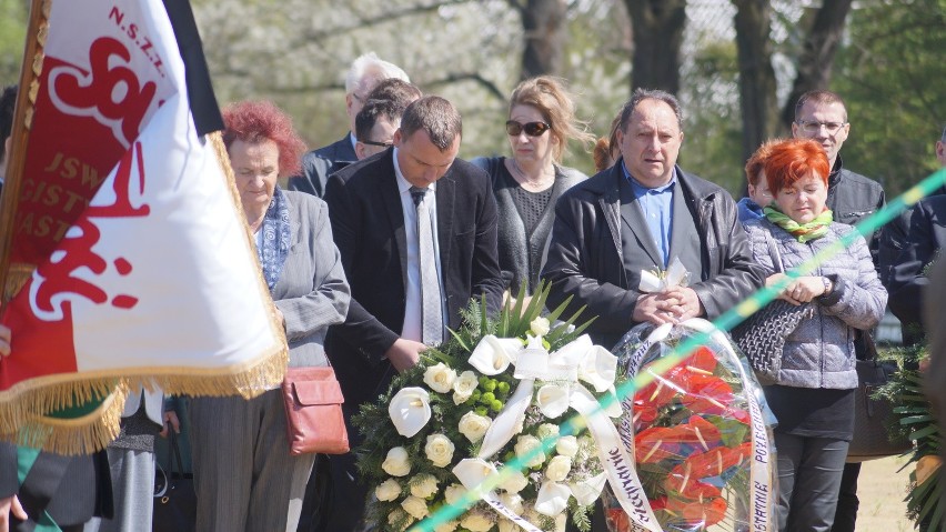 Cisza we łzach. Pogrzeb Norberta Małolepszego, radnego PiS z...