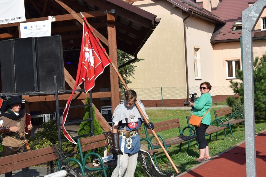 Wilczyska. Z Bobowej pod Grunwald - piknik rycerski wokół amfiteatru. Motocykliści zbierali datki na dzwony do kościoła św. Zofii