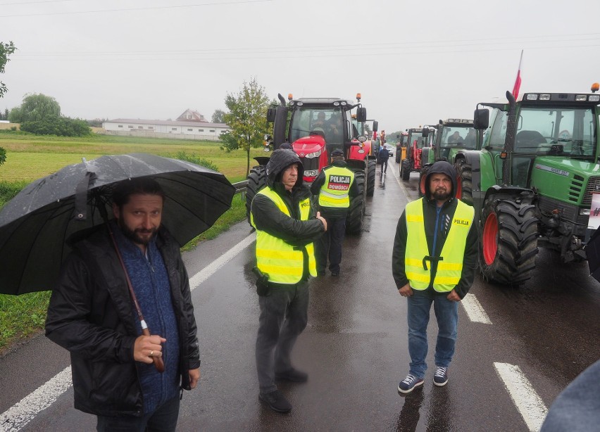 Rolnicy protestują i blokują drogi w regionie. „Nie dla pietruszki z Iranu”. W środę drugi dzień protestu. ZOBACZ ZDJĘCIA