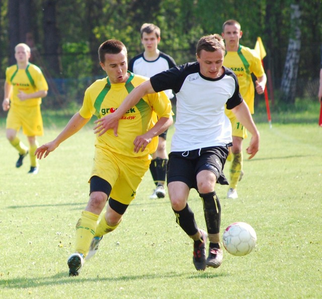 O piłkę walczą strzelec jedynego gola dla Świtu Ćmielów Mariusz Wanat (z lewej) i Rafał Kołacz z drużyny z Łoniowa.