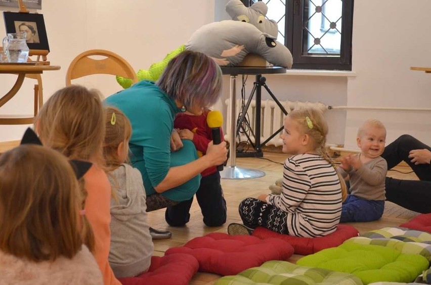 Radom. Udana  rodzinna promocja bajki Marii Gorzechowskiej w miejskiej bibliotece