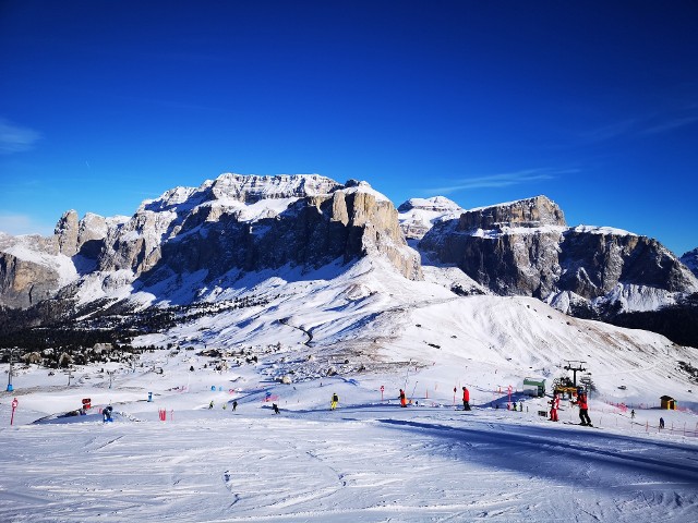 Alta Badia to kolejny kurort regionu Trydent - Górna Adyga (Południowy Tyrol). Do dyspozycji narciarzy jest 130 km tras narciarskich z 53 wyciągami. Ośrodek polecany jest szczególnie początkującym i średniozaawansowanym narciarzom i snowboardzistom. Wymieniany jest jako miejsce przyjazne dla rodzin.Sezon: 26.11.2022 - 01.05.2023Cennik: cenny skipassów zależne od terminu, sezon otwarcia (26.11-24.12) dorosły 59 euro za dzień, junior 41 euro, sezon wysoki (25.12-07.01; 29.01-18.03) odpowiednio 68 i 48 euro, sezon niski (08-28.01; 19.03-01.05) odpowiednio 61 i 43 euro.