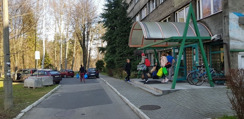 Studenci z akademików w Katowicach-Ligocie pakują się i...