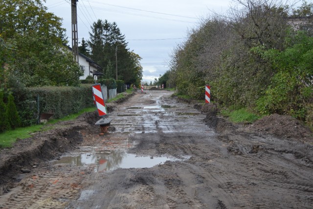 Pada, i w Starym Dworze jak zawsze błotniście na drodze do Bytkowic. Teraz, gdy robią drogę, błota jeszcze więcej...