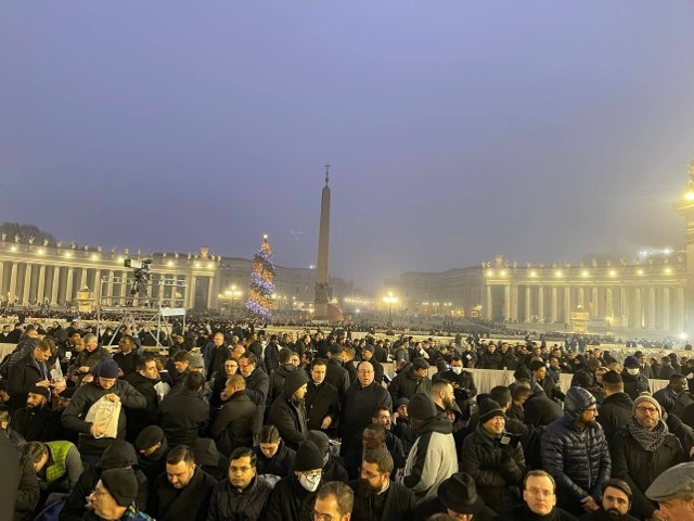 Wierni z całego świata, już od świtu w czwartek zapełniają plac Świętego Piotra w Watykanie, by wziąć udział w mszy pogrzebowej za papieża Benedykta XVI