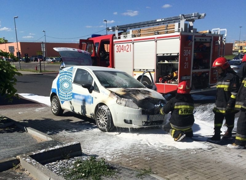 Ul. Hetmańska. Pożar samochodu niedaleko Auchan. Przy stacji benzynowej zapalił się fiat punto (zdjęcia)