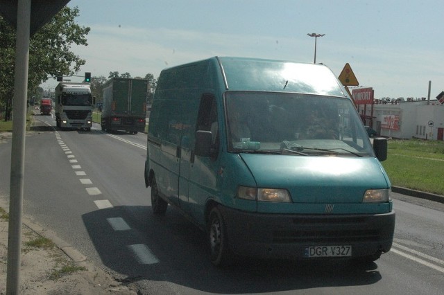 Na zatłoczonej drodze nie brakuje ciężarówek i olbrzymie koleiny powstające na jezdni to ich sprawka.