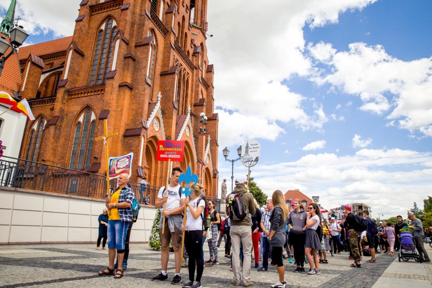 Już tradycyjnie setki wiernych rozpoczęło wakacje na...