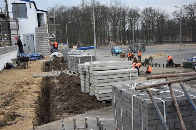 Parking przy stadionie GKM-u Grudziądz w zeszłym roku przeszedł modernizację. Jego nawierzchnię wyłożono kostką brukową