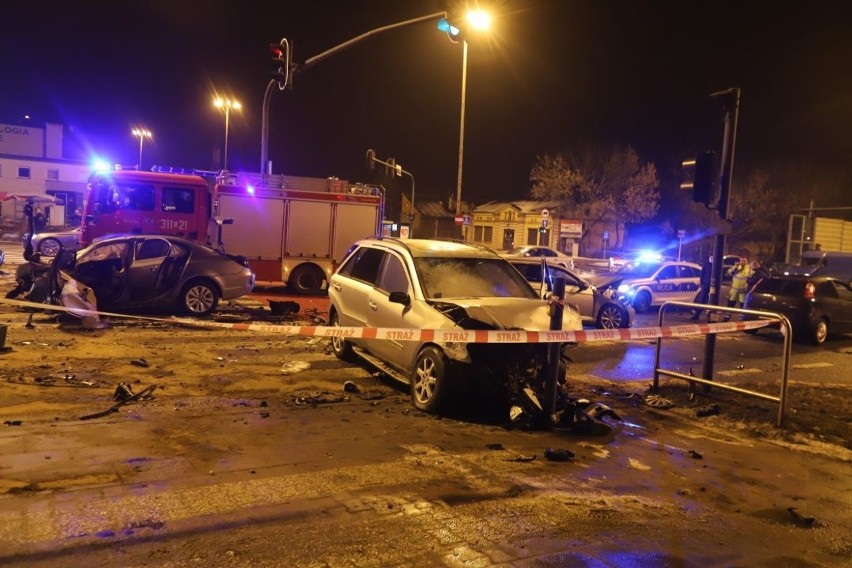 Dramatyczny wypadek na al. Jana Pawła II. Zderzyło się siedem samochodów. Kierowca bmw zatrzymany ZDJĘCIA