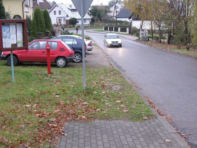 Przy ulicy Czereśniowej w Miastku brakuje fragmentu chodnika (z lewej). 