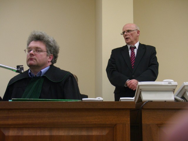 Mariusz Guzenda (z prawej) na sali rozpraw w sądzie w Gorzowie.