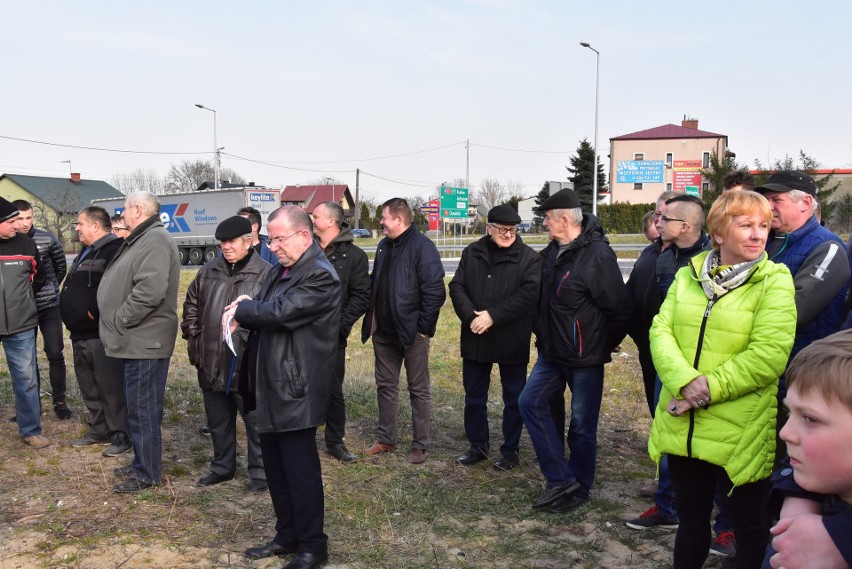 Kolejny protest w sprawie objazdu ciężarówek przez gminę Jędrzejów. Członek zarządu województwa Marek Bogusławski obiecuje obwodnicę (WIDEO)