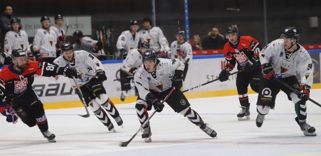 GKS Tychy pewnie pokonał w pierwsyzm meczu play off Ciarko STS Sanok  Zobacz kolejne zdjęcia. Przesuwaj zdjęcia w prawo - naciśnij strzałkę lub przycisk NASTĘPNE