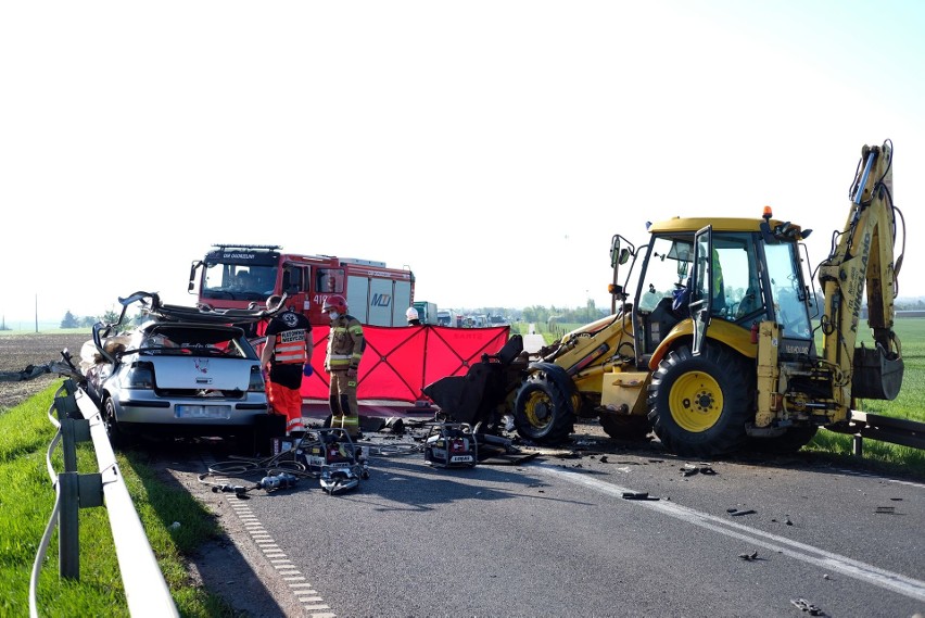 Śmiertelny wypadek koło Chojnic 17.05.2021 r. Nie żyje 22-letni kierowca volkswagena golfa. Droga wojewódzka nr 240 zablokowana