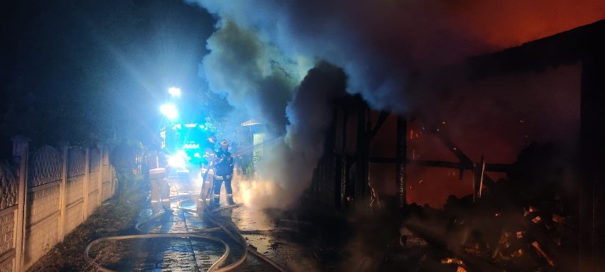 Pracowita noc strażaków na Pomorzu. Wybuch gazu w Sierakowicach i pożar stodoły w Gutowcu 13.10.2022 r.