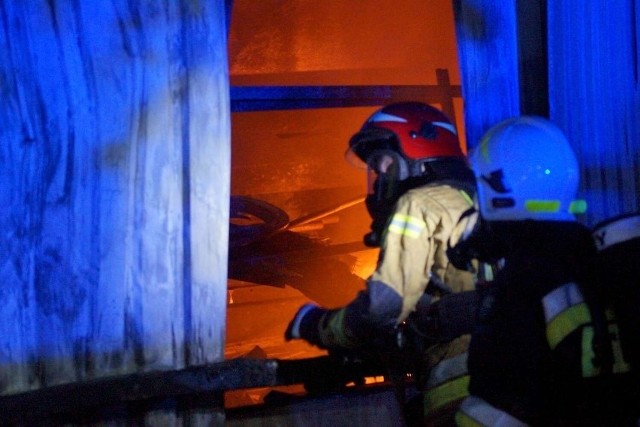 Kilkanaście zastępów straży pożarnej walczyło z pożarem lakierni na terenie jednej z prywatnych firm w miejscowości Ceków-Kolonia koło Kalisza. Straty mogą sięgać nawet trzech milionów złotych.