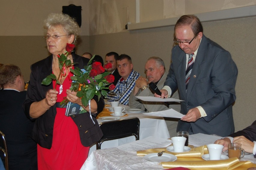 Uroczystość prowadził Marian Olszyński, kwiaty wręczała...