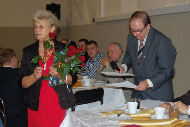 Uroczystość prowadził Marian Olszyński, kwiaty wręczała krwiodawcom Bogumiła Jabłońska