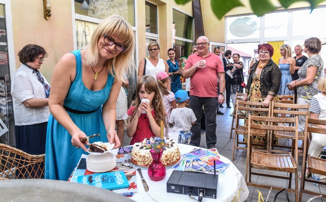 Podczas uroczystego otwarcia Pracowni nie mogło zabraknąć pysznego tortu. Kroi go Violetta Naskręt.