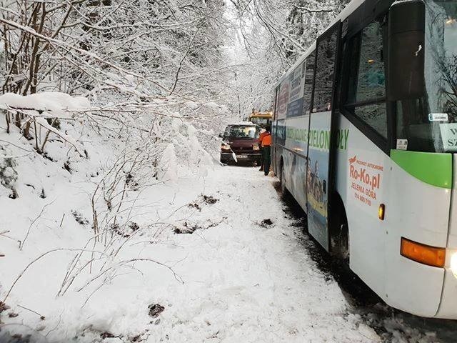 Drzewo zablokowało drogę. Autobus z dziećmi ściągało w stronę skarpy