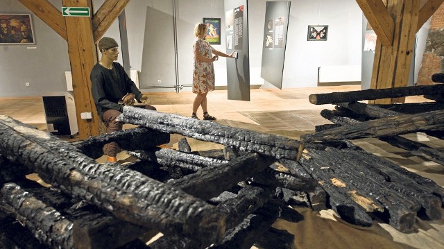 W centralnym punkcie ekspozycji można zobaczyć symboliczny eksponat - spalone belki. Pochodzą one z dworu w Bukówku, który spłonął kilka lat temu. Mają 150 lat 