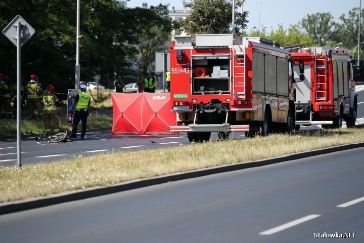 Koszmarny wypadek w Stalowej Woli! Zginął rowerzysta, bo kierowcy ścigali się samochodami? [ZDJĘCIA]