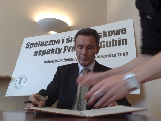 Umowę o powołaniu konsorcjum podpisuje prof. Marek Gorynia, rektor Uniwersytetu Ekonomicznego w Poznaniu (fot. Mariusz Kapała)