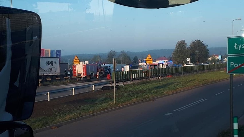 Łyski. Wypadek na wjeździe do Białegostoku. Bus wjechał w tył ciężarówki. Dwie osoby zakleszczone w aucie. Korek na węźle Porosły [ZDJĘCIA]