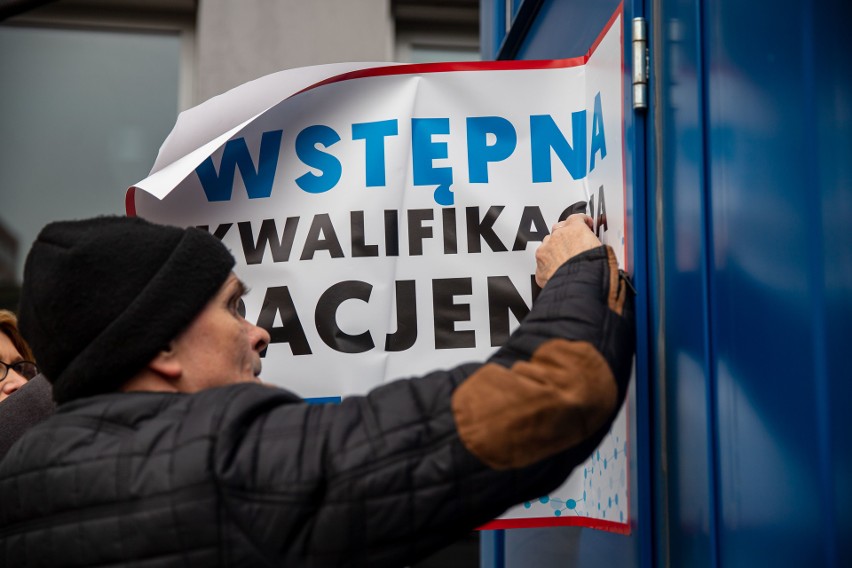 Białystok. Kobieta na kwarantannie domowej urodziła dziecko. Trafiła do USK. Przez to zamknięte jest wejście na SOR położniczy (ZDJĘCIA)