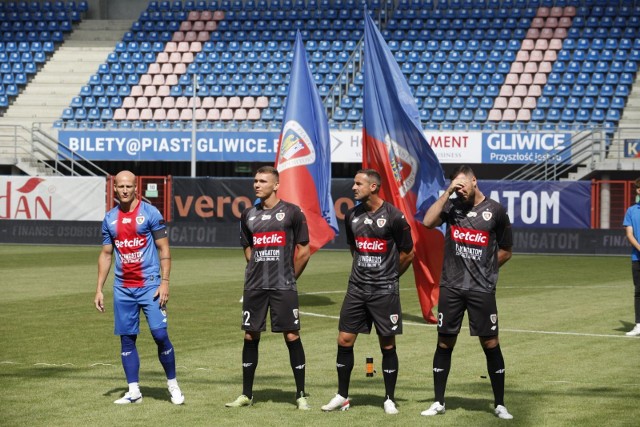 9.07.2022 r. Prezentacja drużyny Piasta Gliwice przed nowym sezonem PKO Ekstraklasy.Zobacz kolejne zdjęcia. Przesuwaj zdjęcia w prawo - naciśnij strzałkę lub przycisk NASTĘPNE