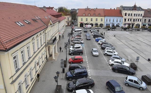 W połowie maja kierowców czekają duże zmiany na Rynku Głównym w Oświęcimiu w związku z m.in. nagminnym łamaniem przepisów o parkowaniu w wyznaczonych miejscach