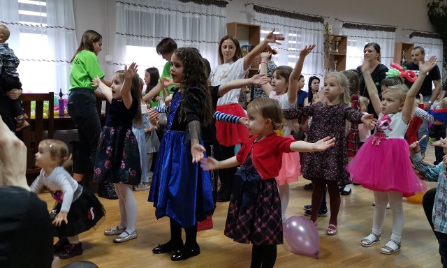 Dzieci z gminy Stara Błotnica bawiły się podczas balu w gminnej bibliotece.