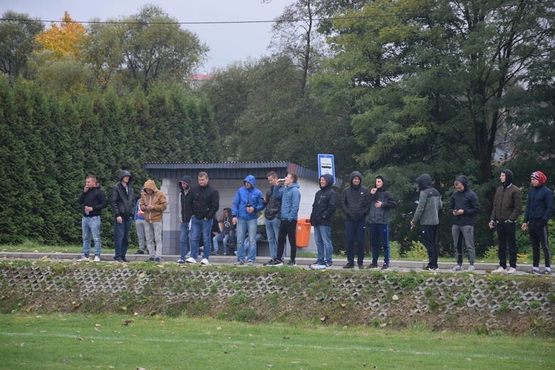 Boisko w Hyżnem wreszcie zostanie przesunięte. Murawa jest obecnie zbyt blisko drogi, a to stwarza duże zagrożenie [ZDJĘCIA]