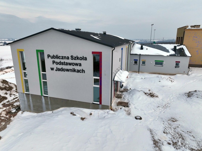 Rozbudowa Szkoły Podstawowej w Jadownikach będzie zakończona za cztery miesiące