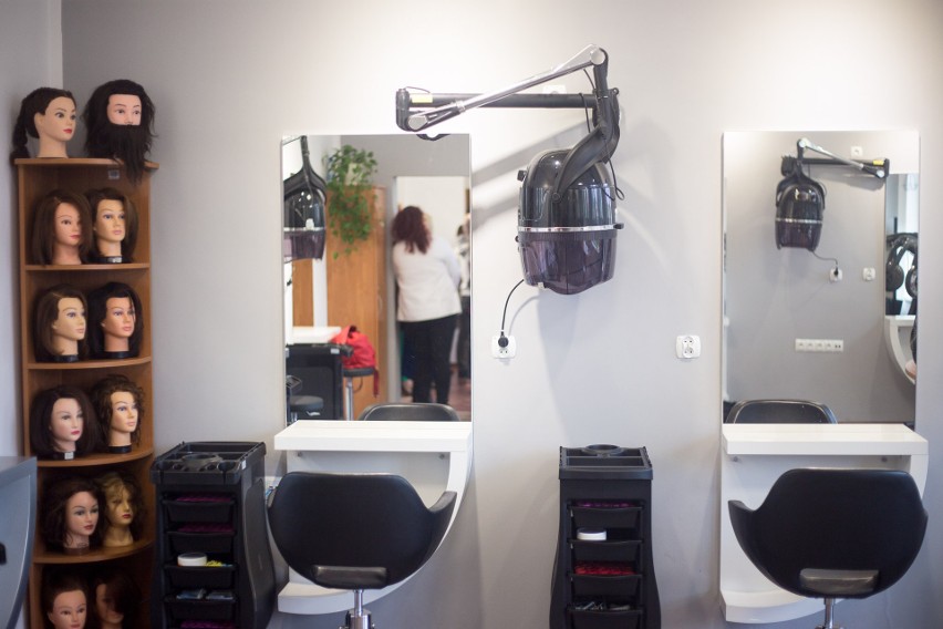 Adepci fryzjerstwa z „Budowlanki” szkolić się będą w nowej pracowni. To jedyna taka sala w całym Słupsku