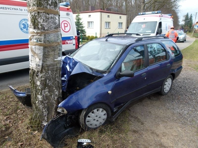 Wypadek w Tuszynie-Lesie. Auto uderzyło w drzewo