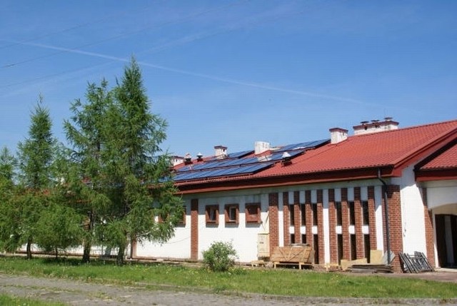 Na dachu Domu Pomocy Społecznej w  Łaziskach są już zamontowane kolektory słoneczne.