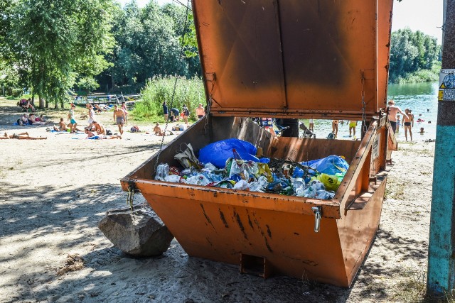 Plażowanie obok takiego śmietnika... najważniejsze, że za darmo?