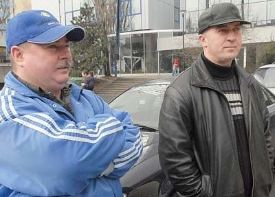 Wiesław i Mirosław pracują jako taksówkarze już wiele lat. - Z roku na rok z taksówki zarabia się mniej - mówią.