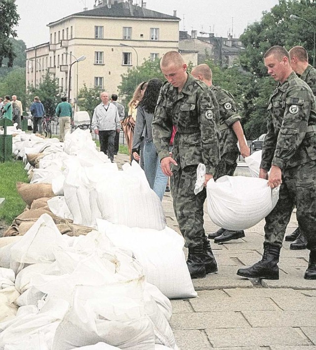 Dramatyczne obrazy powodzi z 1997 i 2010 roku w Krakowie