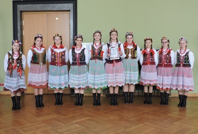 Szkolny Zespół Śpiewaczy Działoszanki z wojewódzkim sukcesem podczas "Dziecięcej Estrady Folkloru"