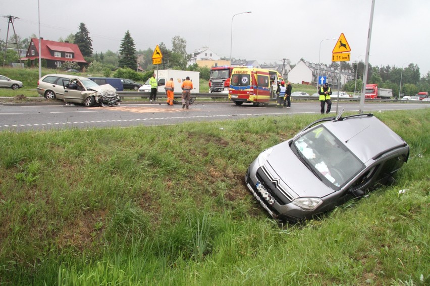 Groźny wypadek na drodze krajowej 73 w Wiśniówce koło Kielc. Dwie osoby ranne 