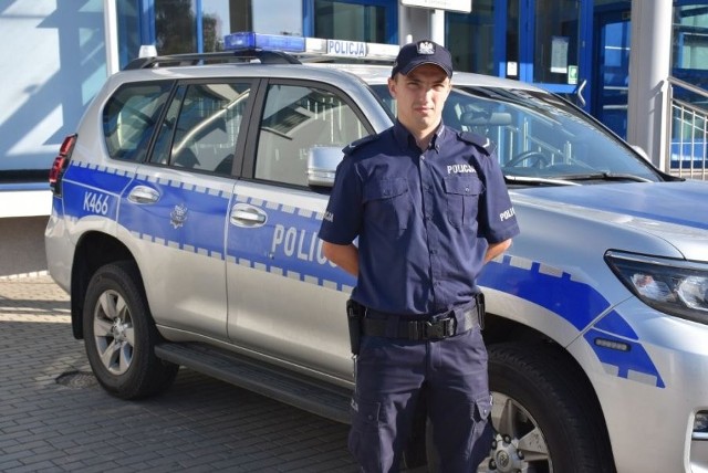 Sierż. Kamil Pilch, z komisariatu policji w Pruchniku, uratował życie 76-letniej kobiecie. Wyprowadził ją z płonącego budynku.