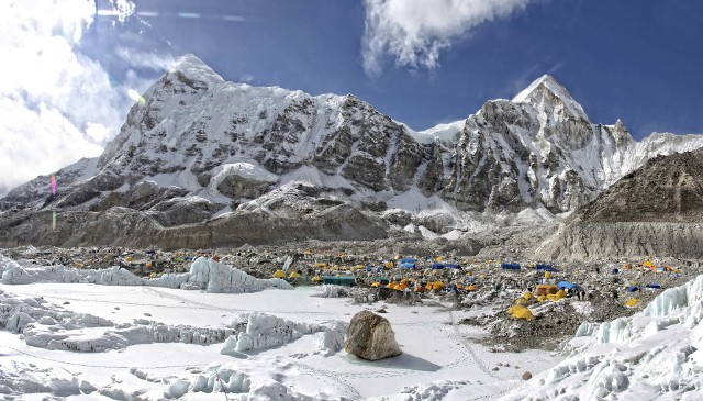 Kilkuletnia Zara wspięła się pod... Mount Everest. Poznajcie jej niesamowitą historię.