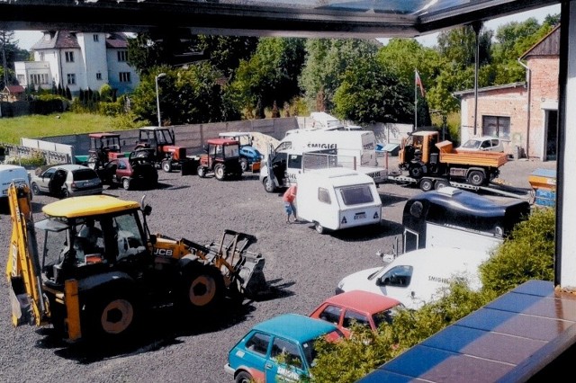 To zdjęcie wczoraj rano zrobiła nasza czytelniczka. Park maszyn, który widzi z okna swojego domu w Chmielowicach,  funkcjonuje w najlepsze. Zajmie się nim teraz powiatowy nadzór budowlany.