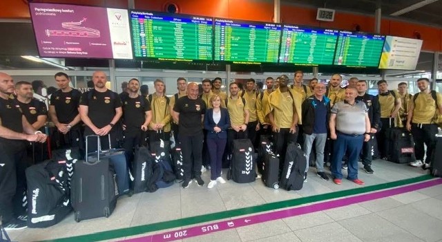 Anna Krupka przywitała ekipę Łomży Vive Kielce na lotnisku Okęcie.