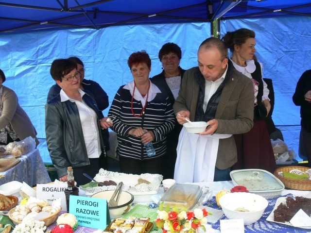 Wśród degustujących potrawy,  a zwłaszcza zupy fasolowej nie mogło zabraknąć Pawła Bartoszka, tarnobrzeskiego Starosty.