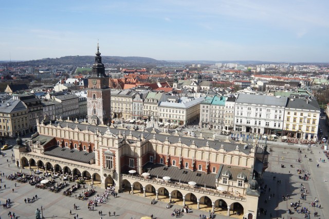 1. Kraków – stolicę Małopolski wskazuje 9 na 10 turystów zagranicznych i co drugi krajowy. Zwiedzający byli głównie na Wawelu i na Rynku Głównym.